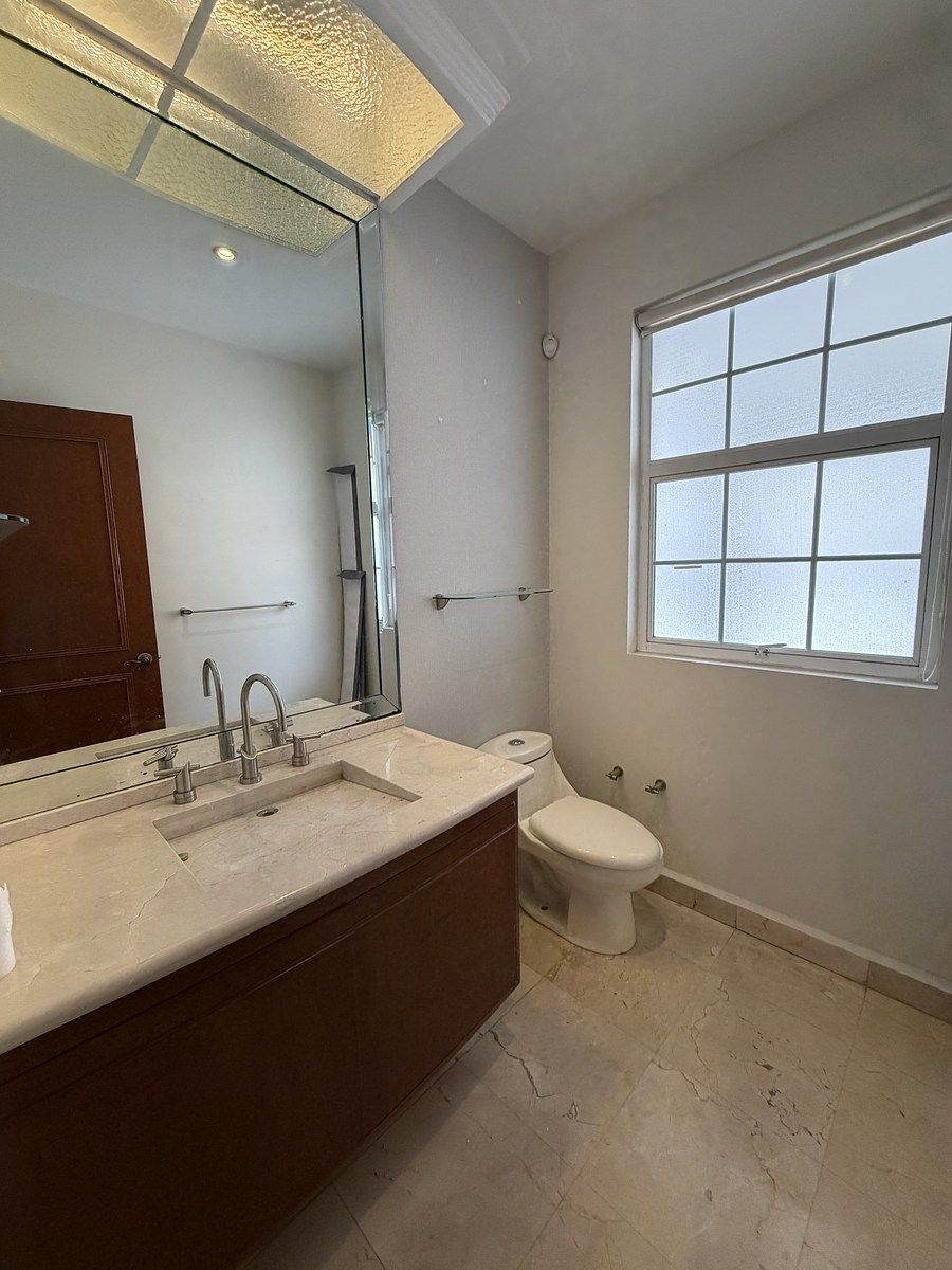 16 de 38: BAÑO DE VISITAS