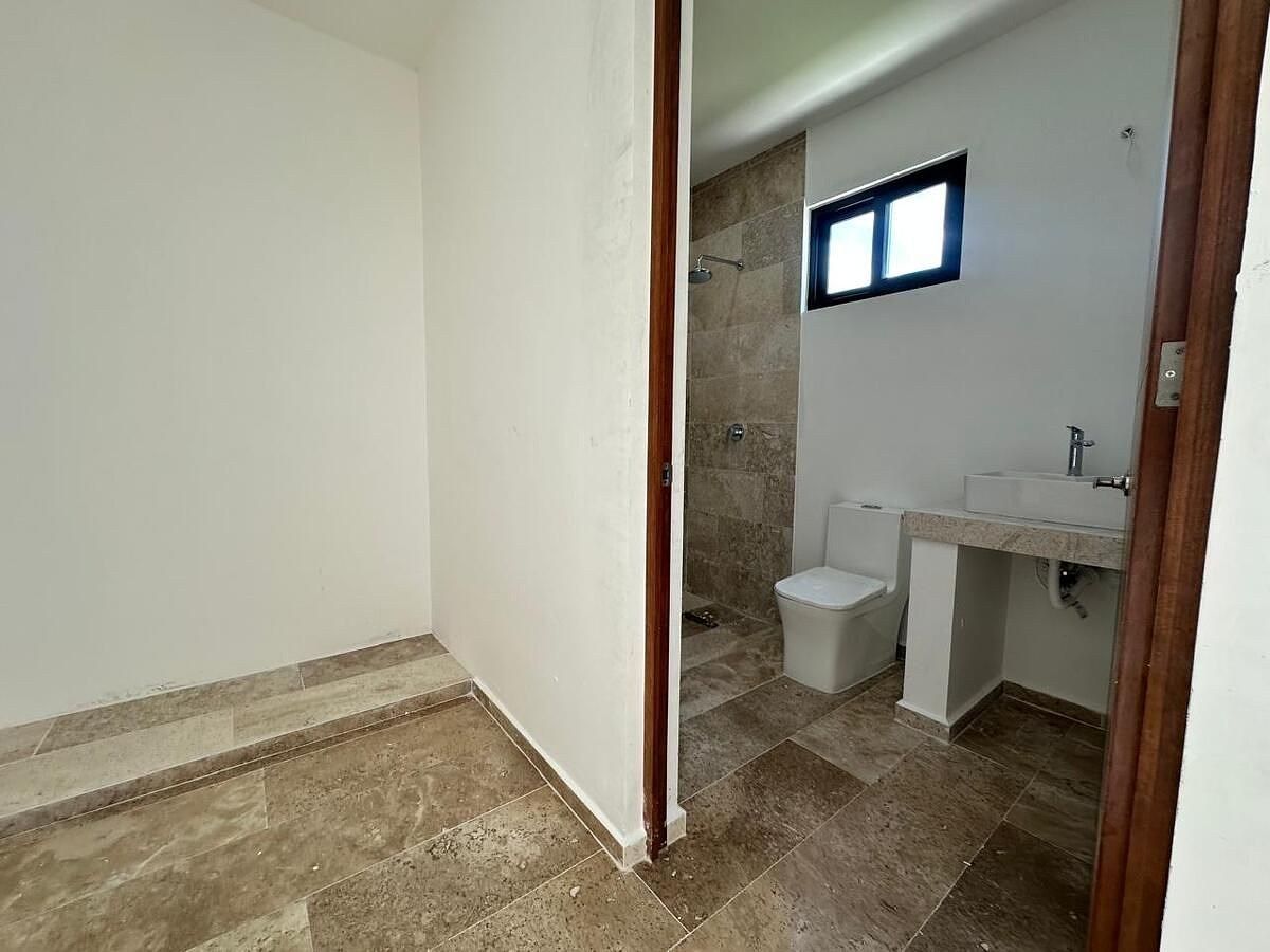 9 de 13: Baño y closet vestidor de la recámara princiapal