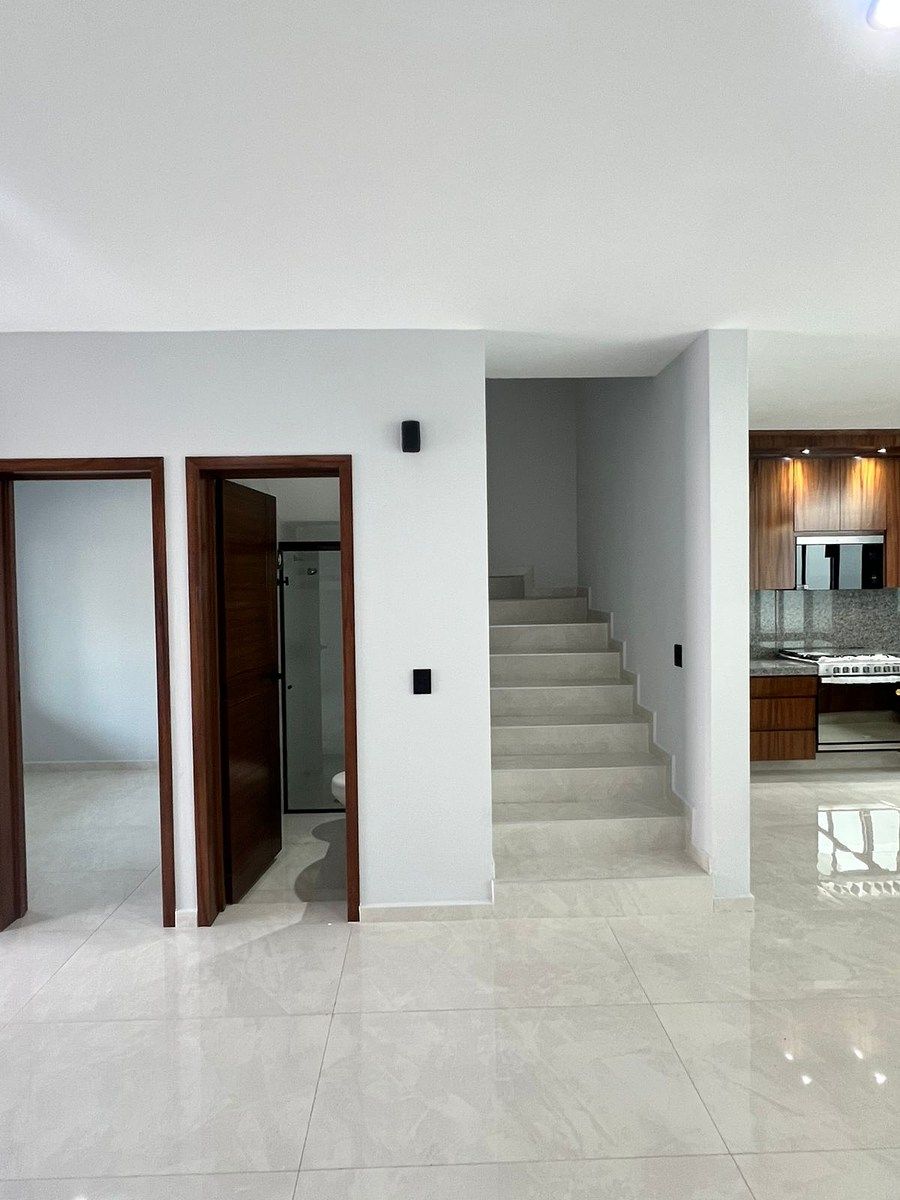 4 de 21: BAÑO, ESTUDIO Y ESCALERAS