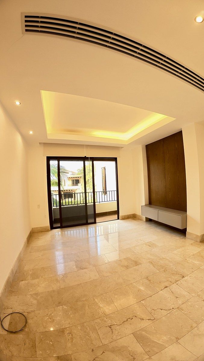 10 de 28: Sala de TV con balcón y techo doble altura