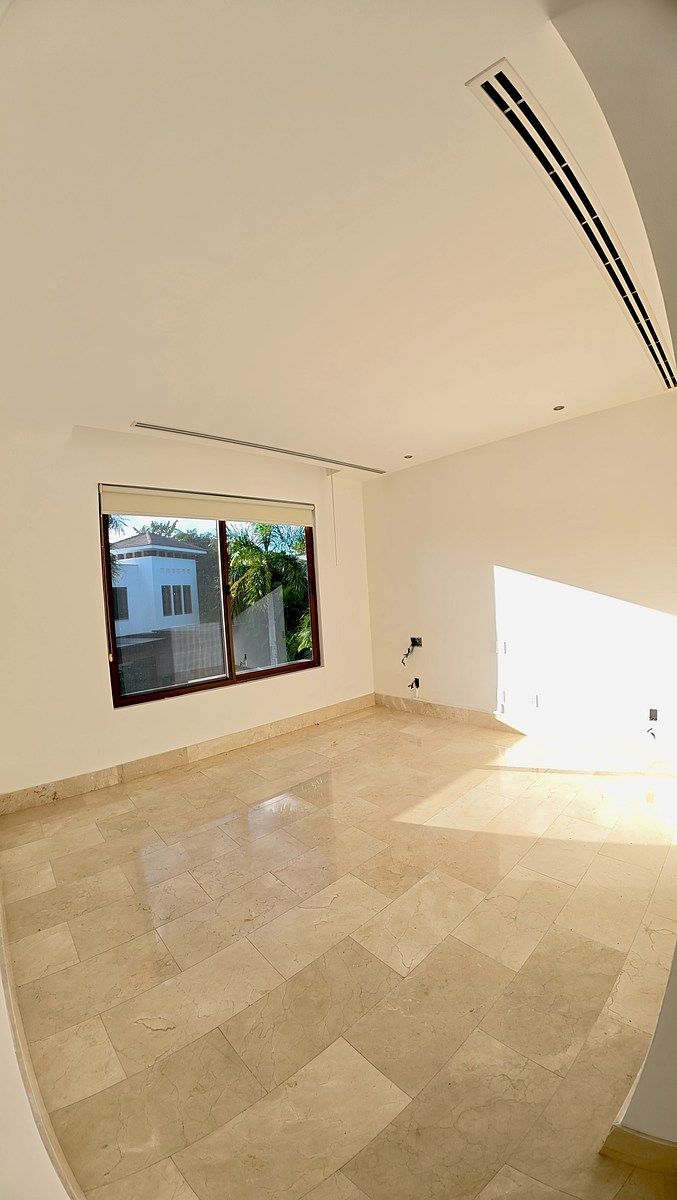 14 de 28: Recamara secundaria, techo con doble altura