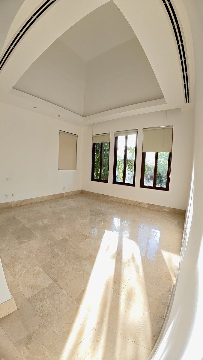 18 de 28: Recamara secundaria, techo con doble altura