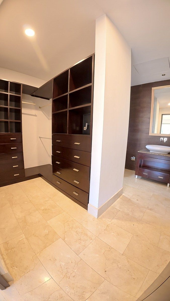 19 de 28: Closet recamara principal