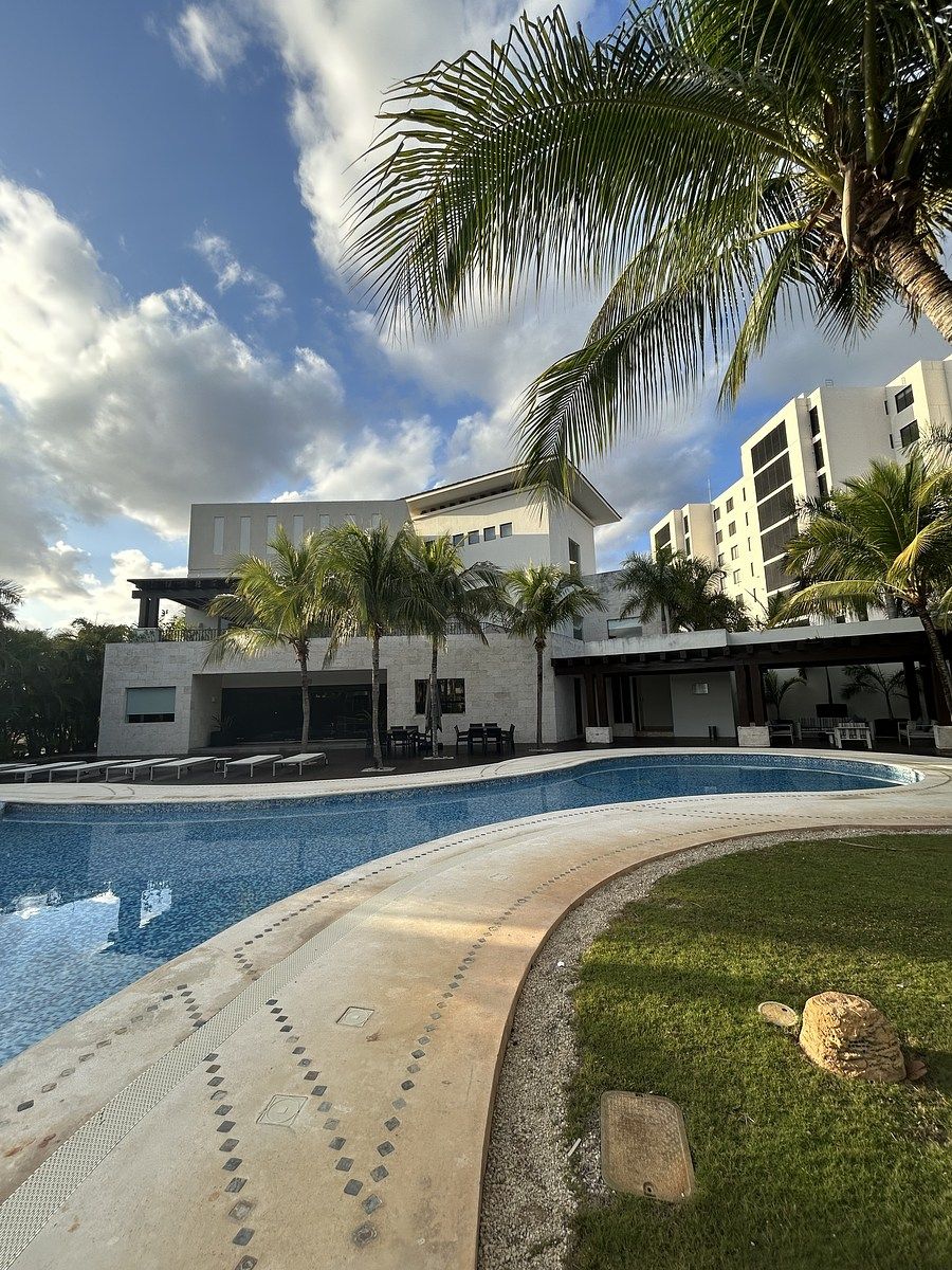 21 de 28: Alberca y casa club