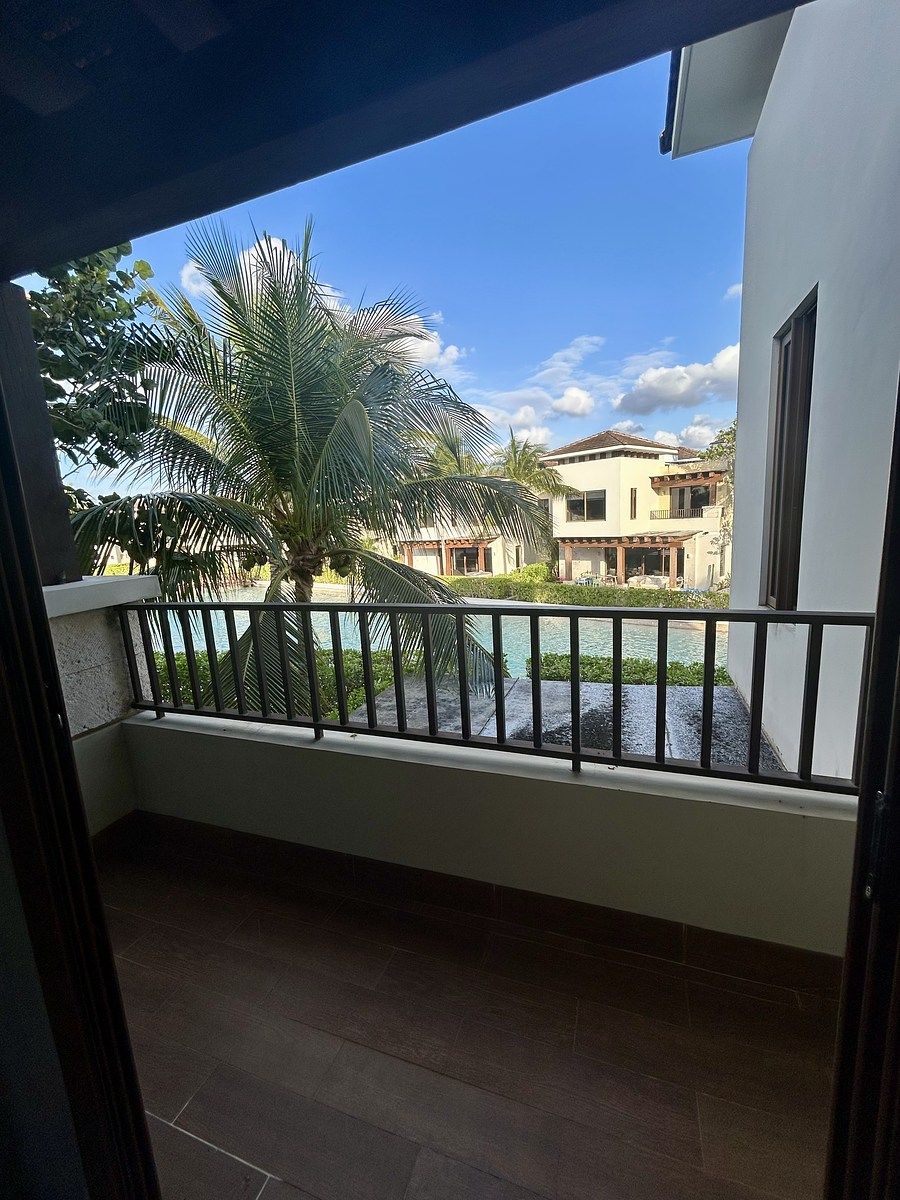 26 de 28: Balcón del área de TV