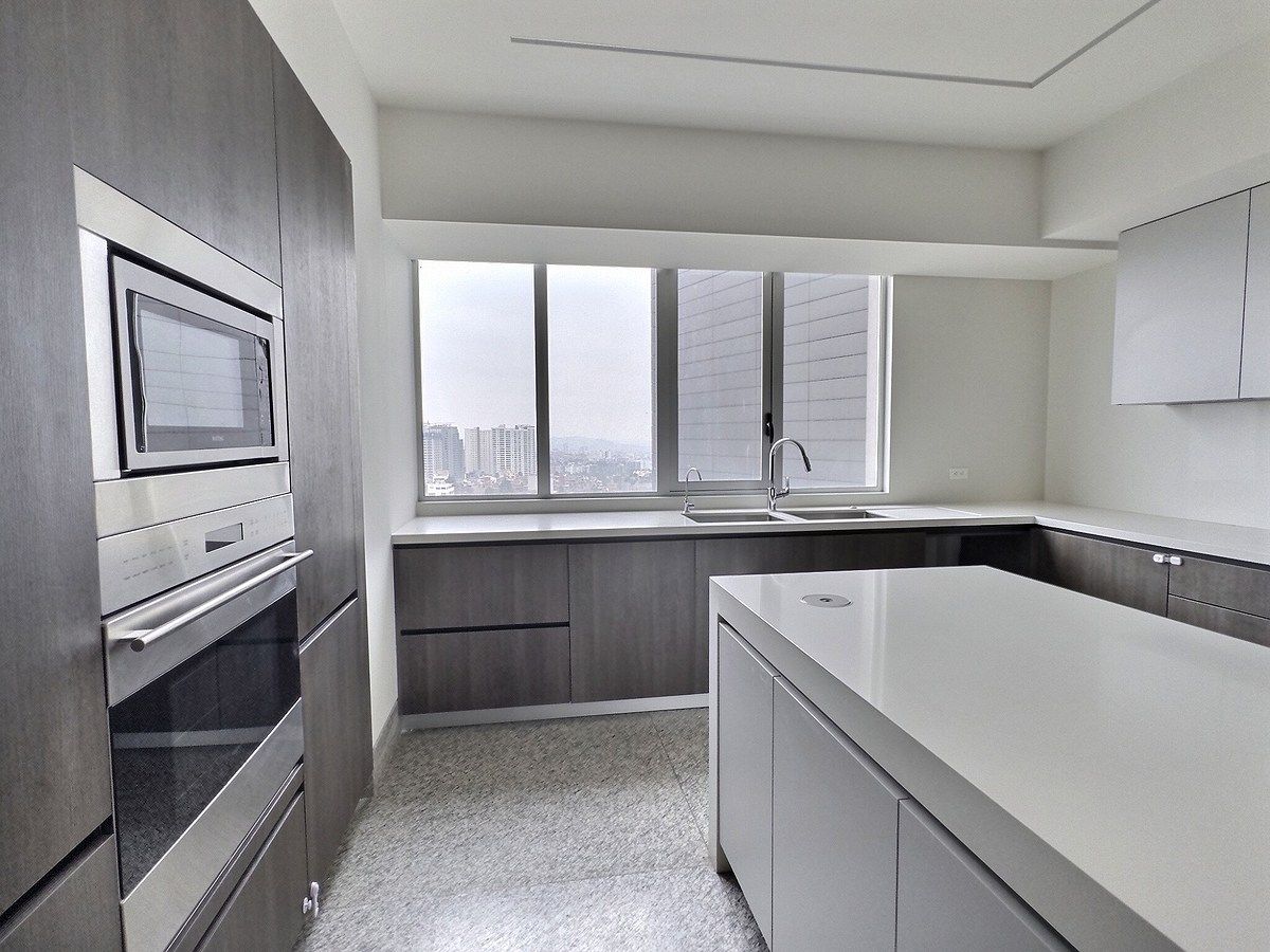 4 de 41: Cocina equipada con gran iluminación