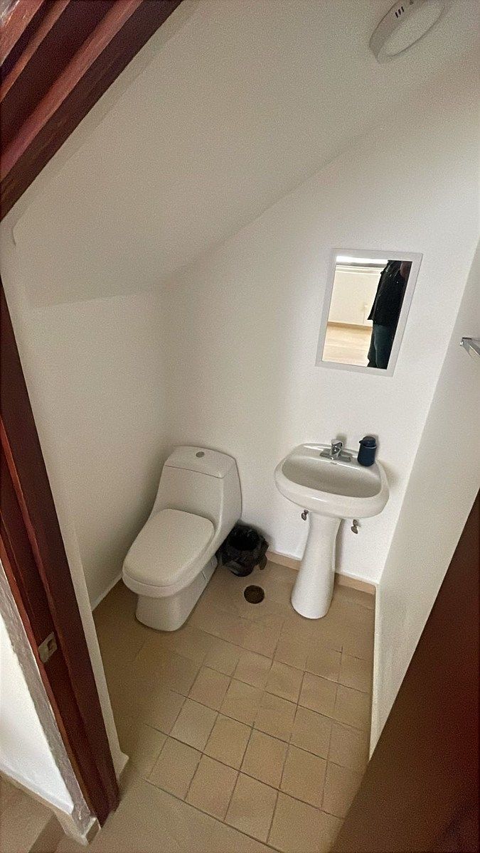 4 de 9: Baño privado para oficina