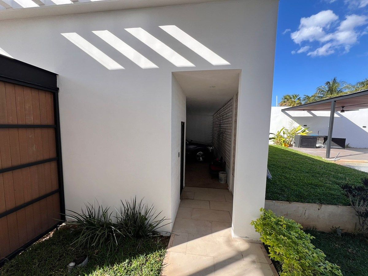 5 of 45: Entrada Cochera