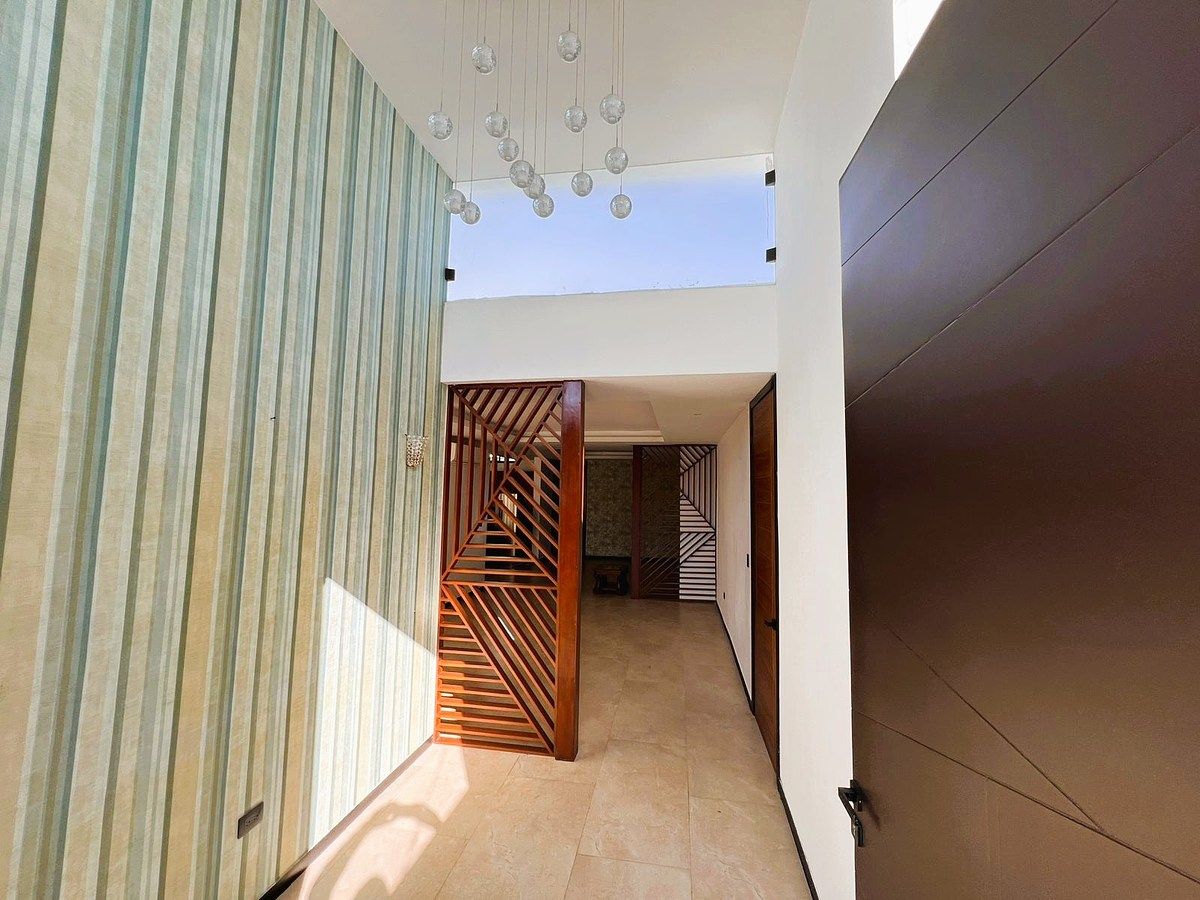 9 of 45: Entrada Principal