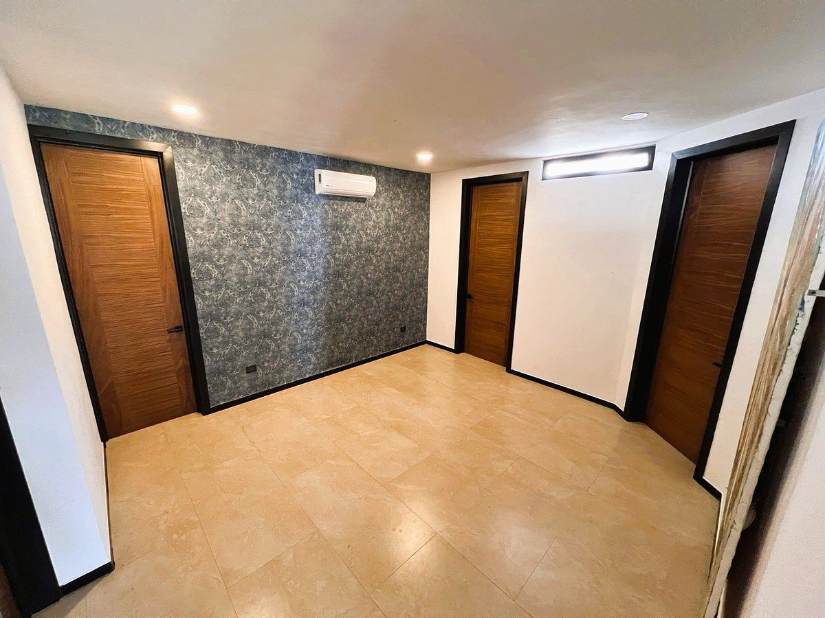 23 of 45: Family Room