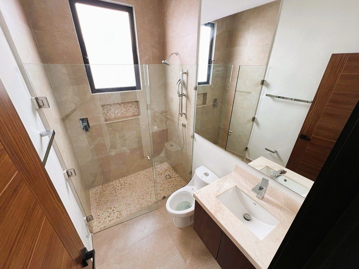 32 of 45: Baño Rec 2