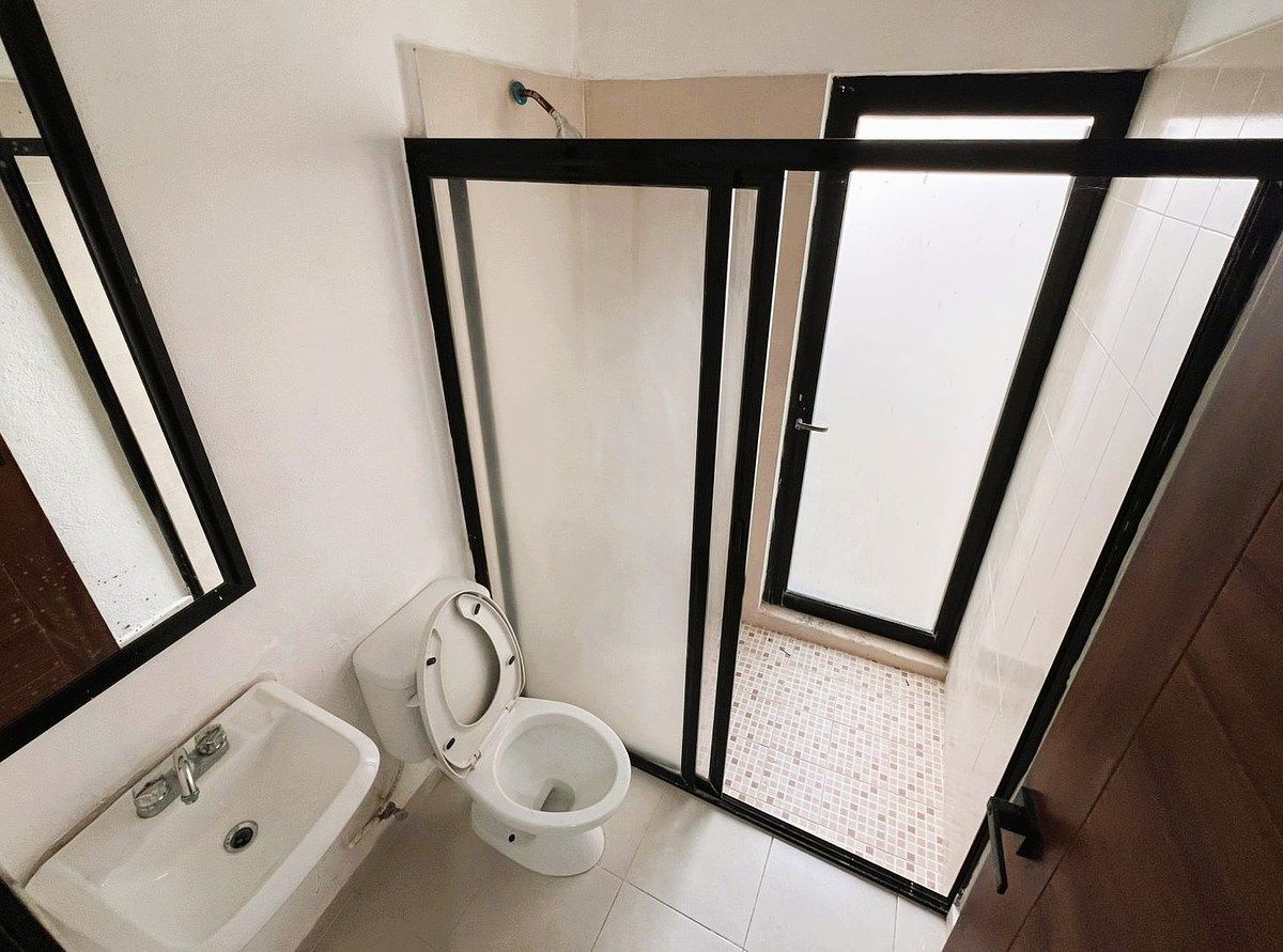 37 of 45: Baño cuarto de servicio