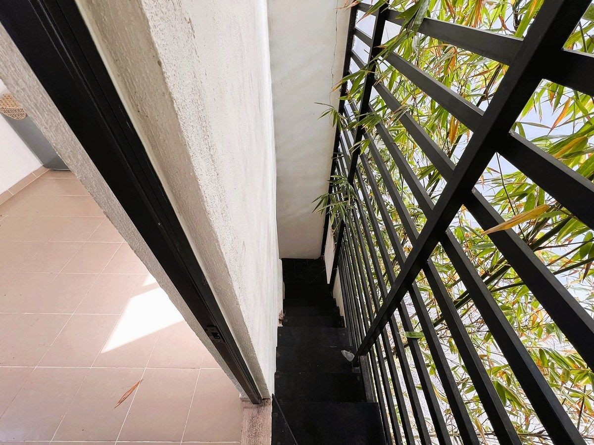 39 of 45: Escaleras de servicio