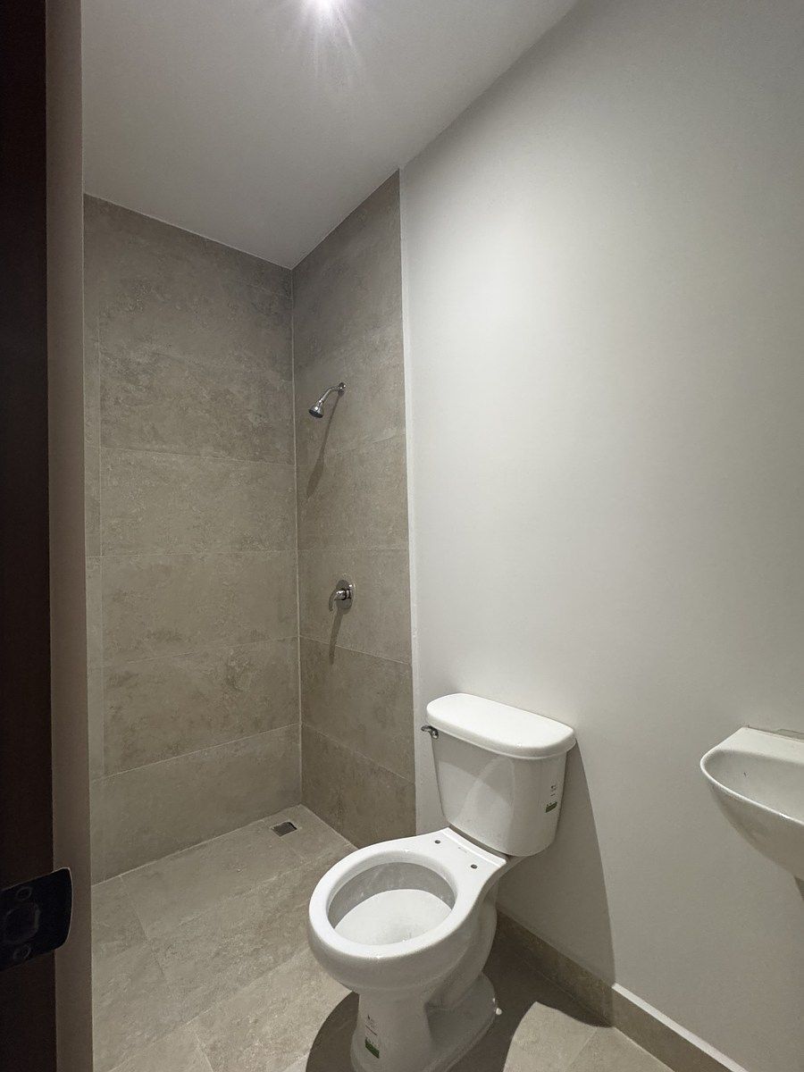 10 de 23: Baño de servicio