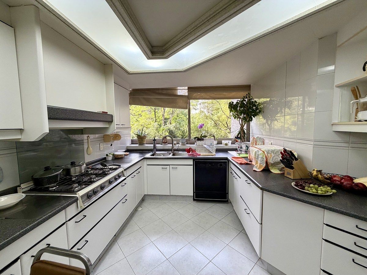 9 de 27: Cocina con alacena