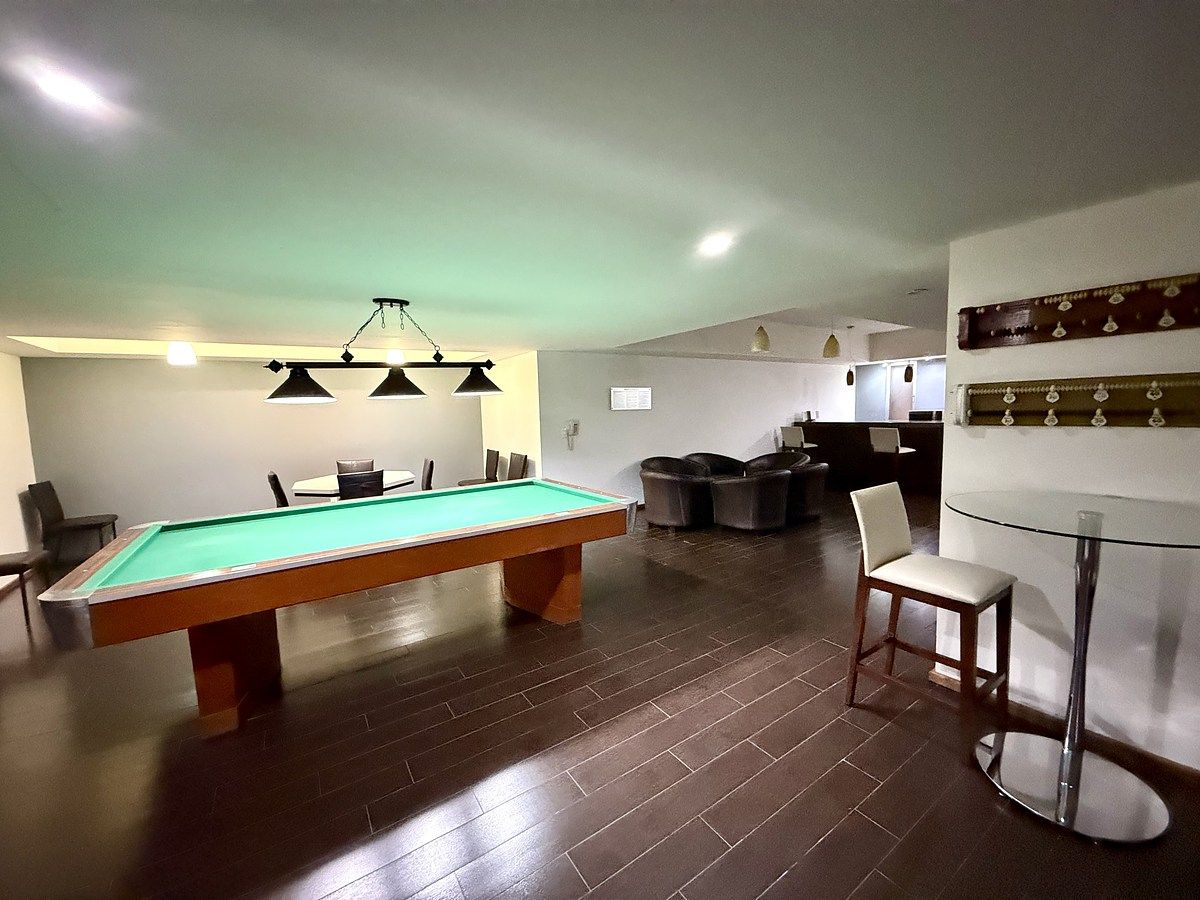 25 de 27: Salón de adultos