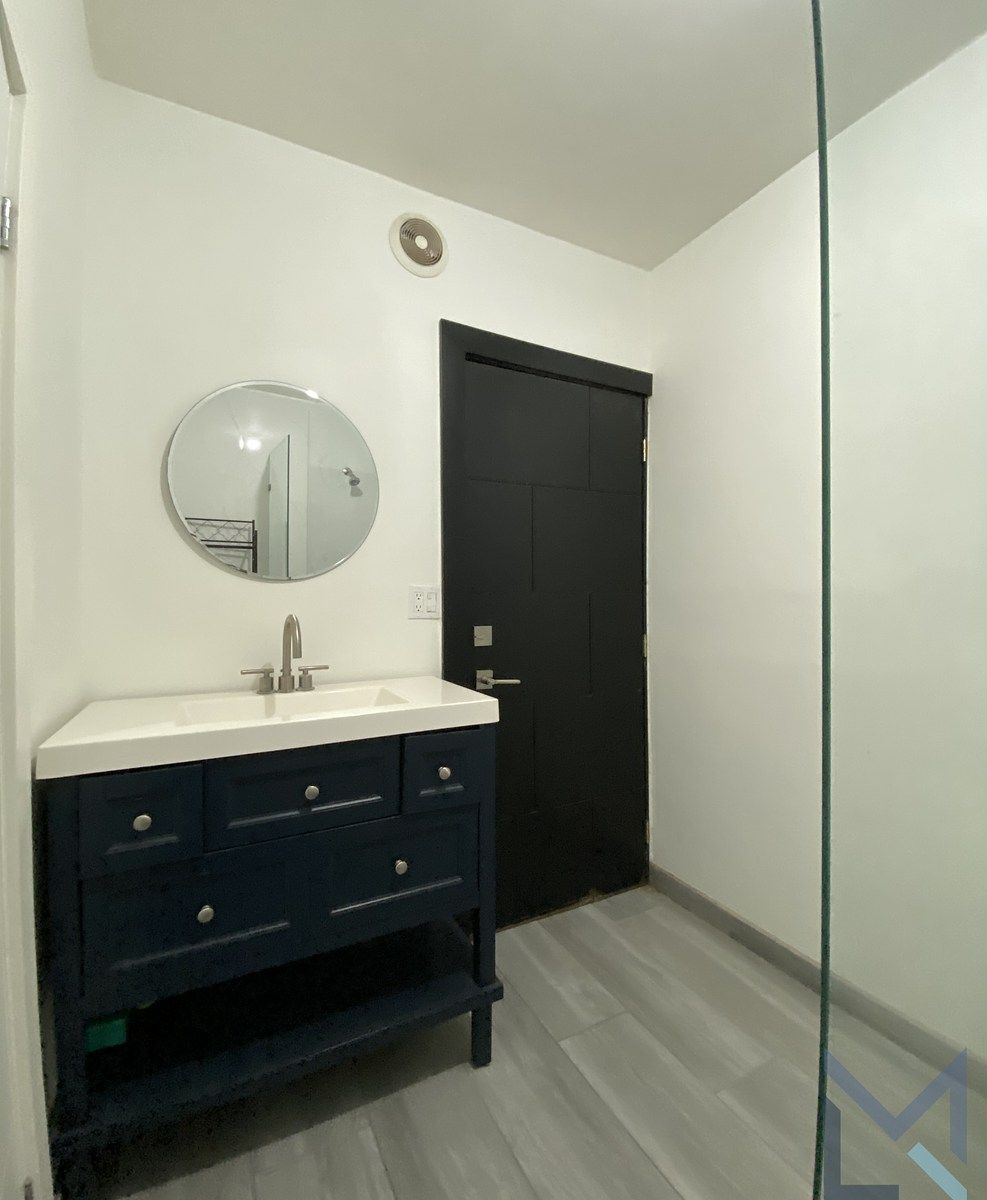 14 de 33: Baño del cuarto de servicio