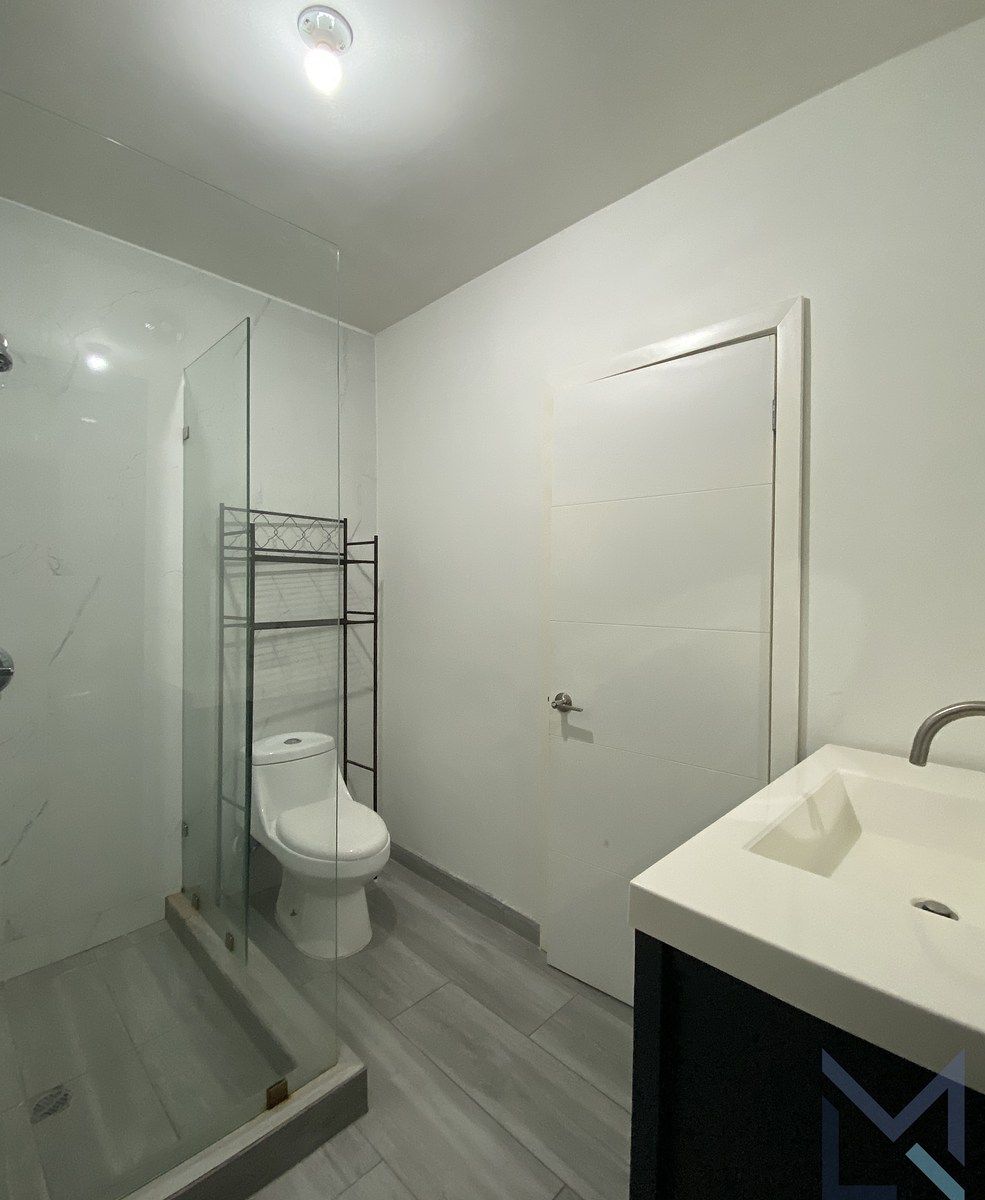 15 de 33: Baño del cuarto de servicio