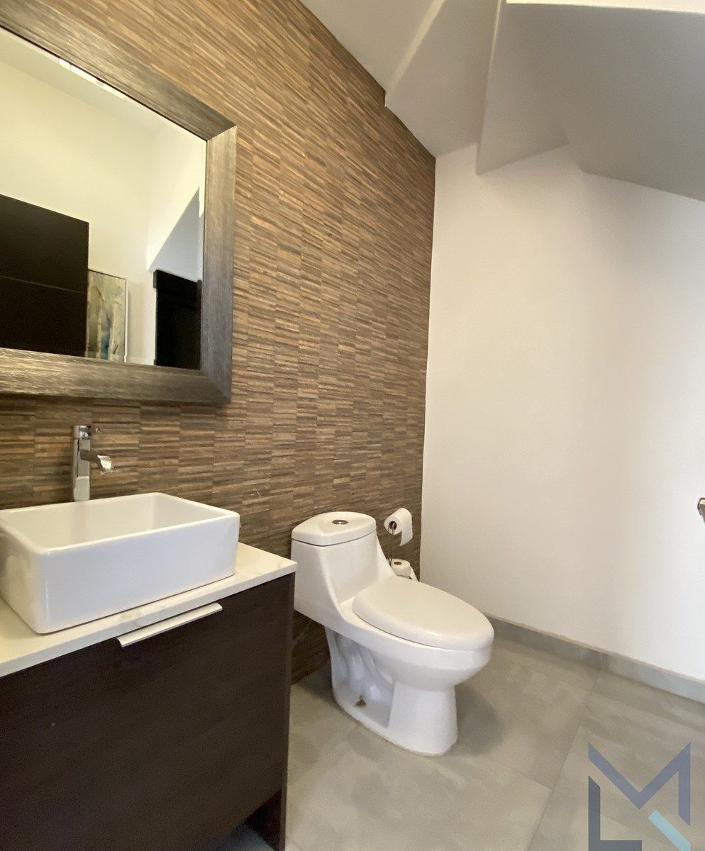 17 de 33: Medio baño visitas en planta baja