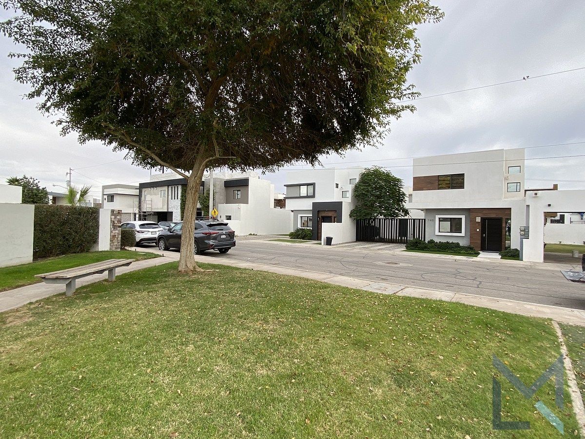 30 de 33: Ubicación frente al parque