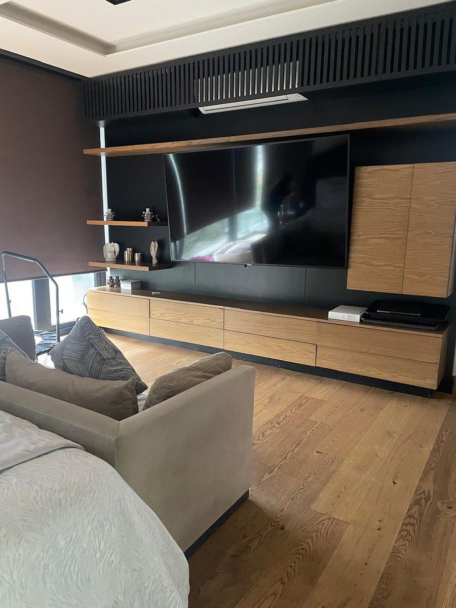 15 of 39: Mueble de TV dentro de la rec. principal