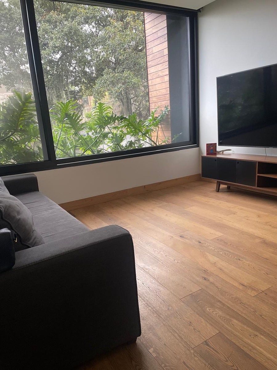 12 of 39: Salon de TV