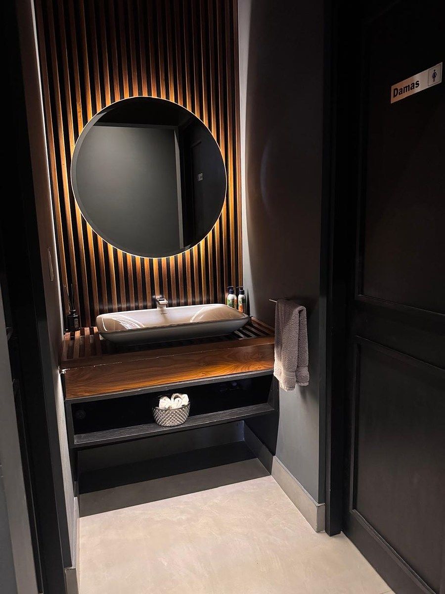 30 of 39: Baño de visitas 2