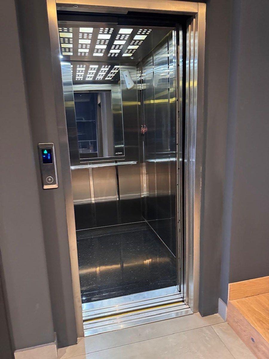 25 of 39: Elevador interno