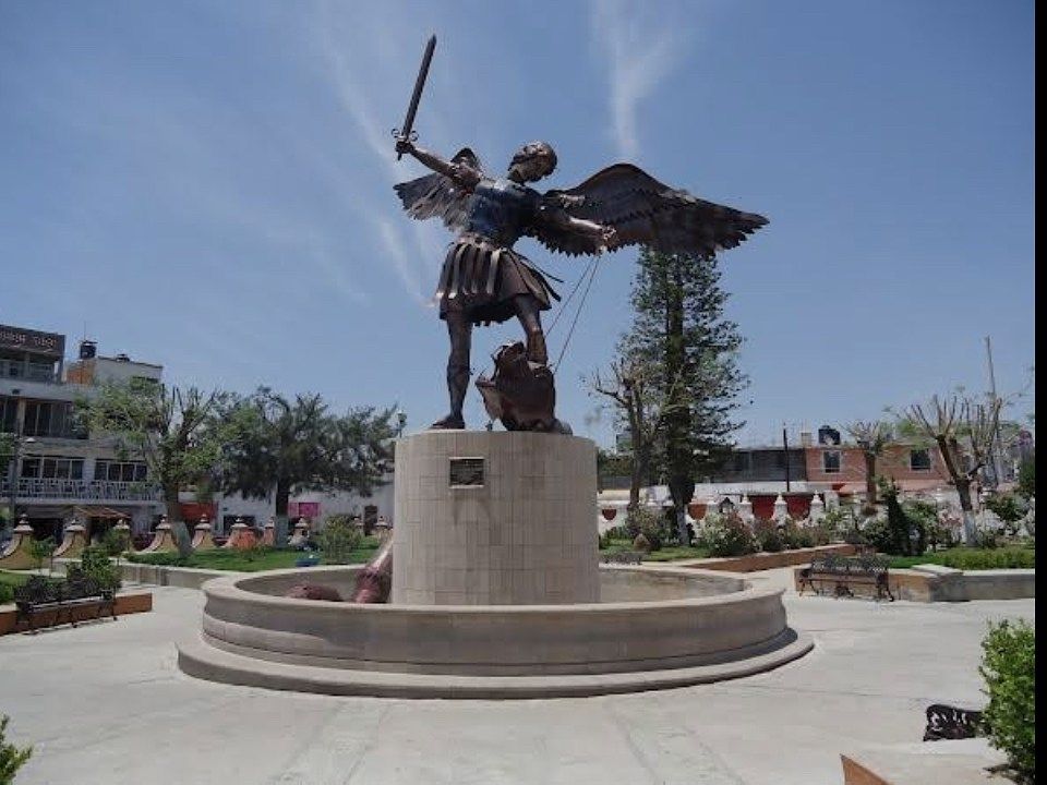 1 of 30: Monumento de entrada a SMA