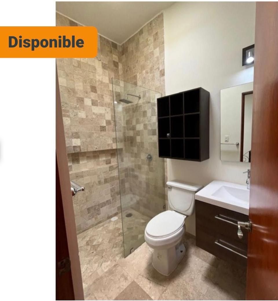 10 of 30: Baño en recámara principal