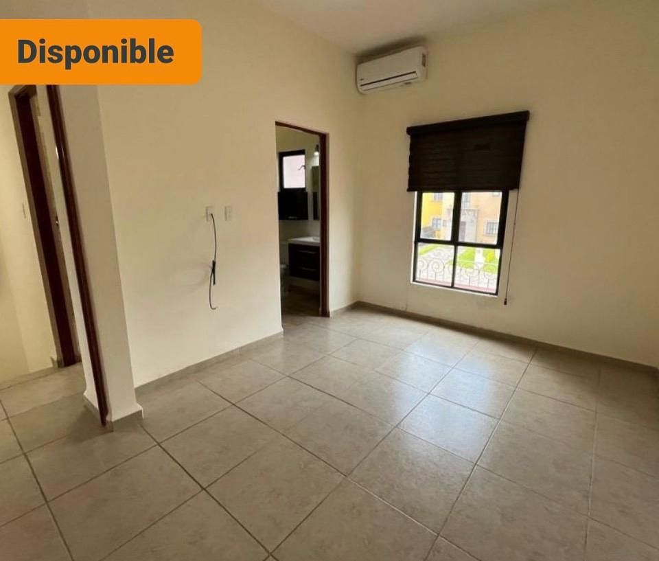 11 of 30: Recámara principal con baño y persianas