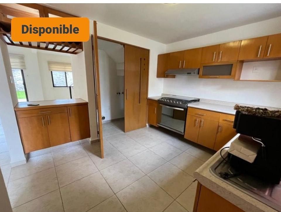 17 of 30: Cocina equipada con despensa