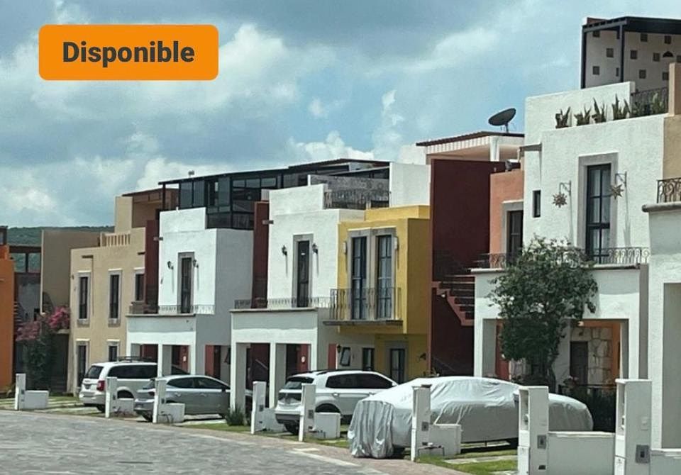 18 of 30: Calle interior de confominio