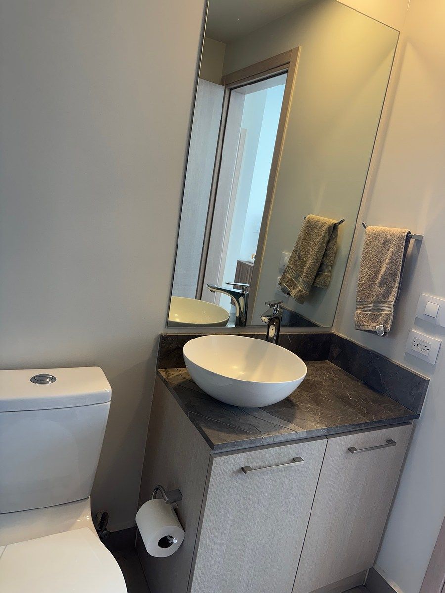 15 de 26: Baño completo de las recámaras secundarias