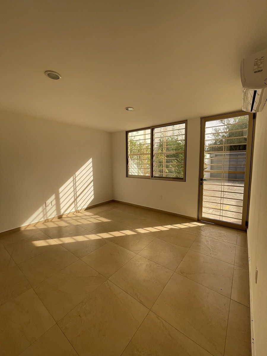 2 de 11: Oficina en planta baja