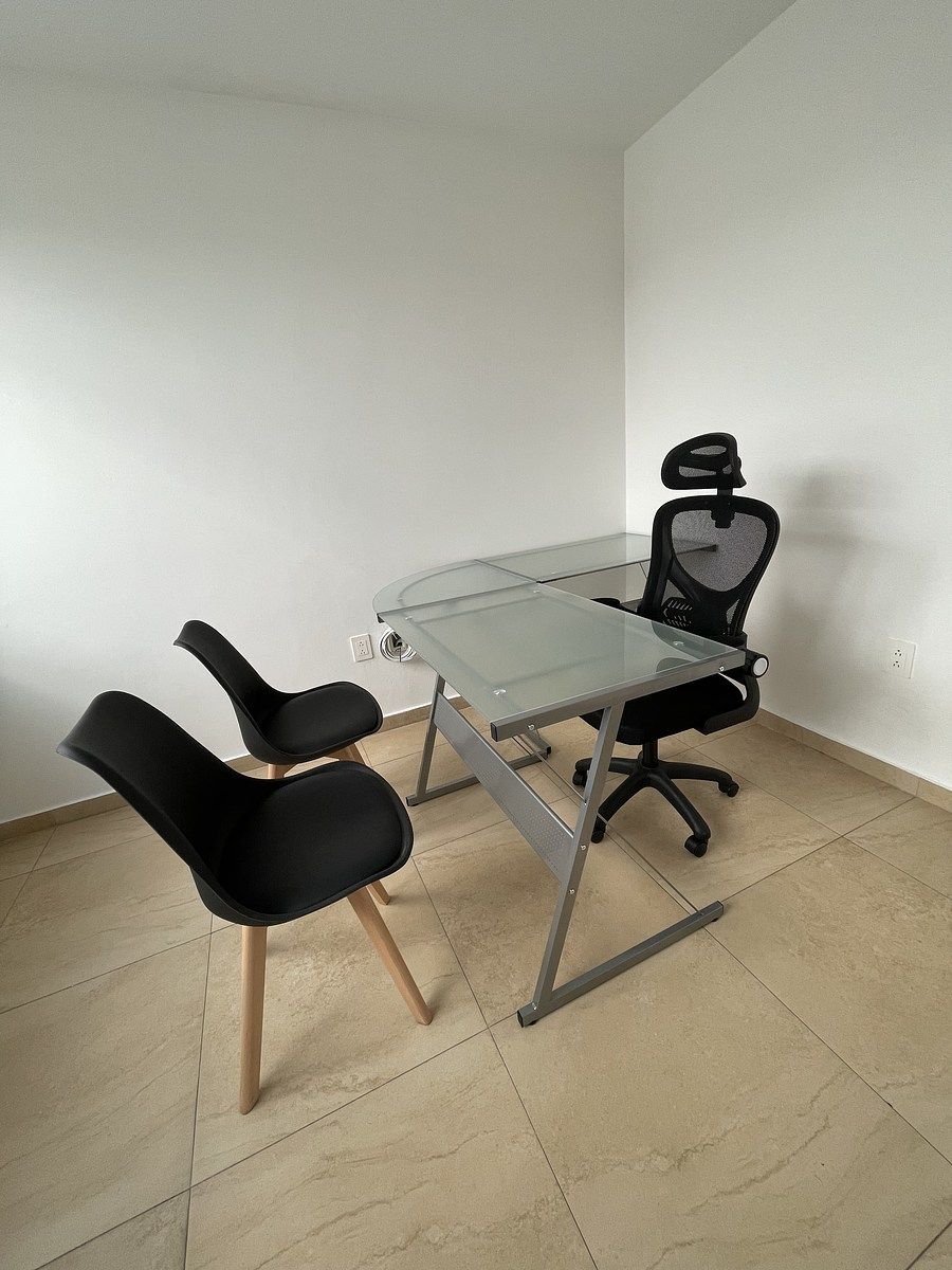 4 de 11: Equipo nuevo , ejemplo de escritorios y sillas