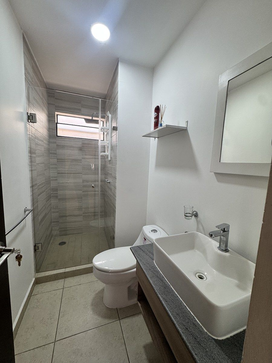 9 de 24: Baño compartido