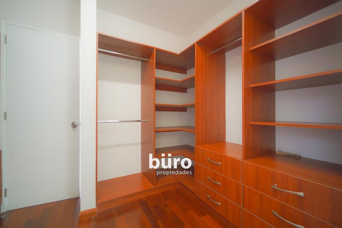 23 de 34: Walk-in del dormitorio secundario 2