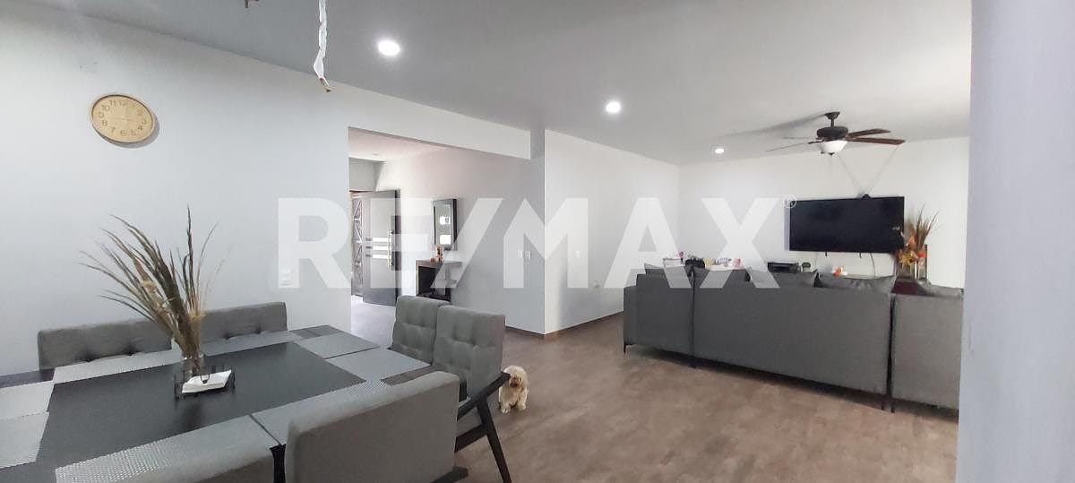 Casa con terreno excedente en Av Lasalle Colinas del Saltito