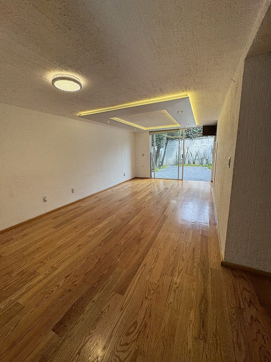 4 of 24: Sala comedor con piso de madera recien barnizado.