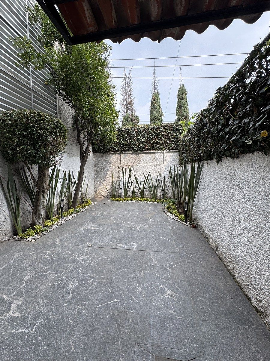 5 of 24: Amplia terraza arbolada-