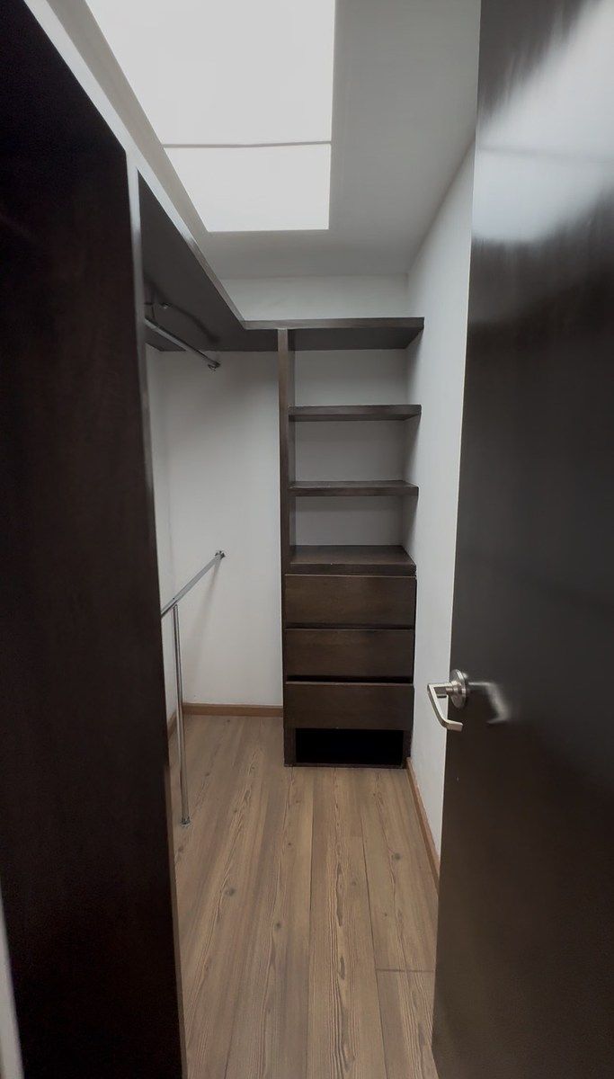 10 of 24: Vestidor 1  recámara principal