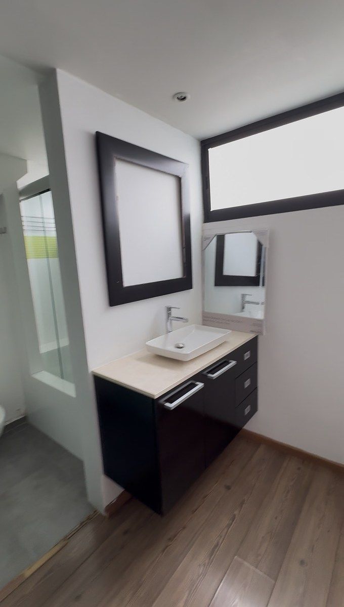 13 of 24: Baño recámara principal