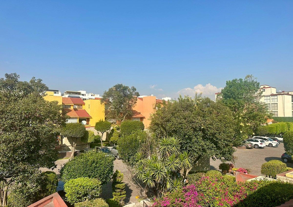 2 of 24: Vista de la recámara principal