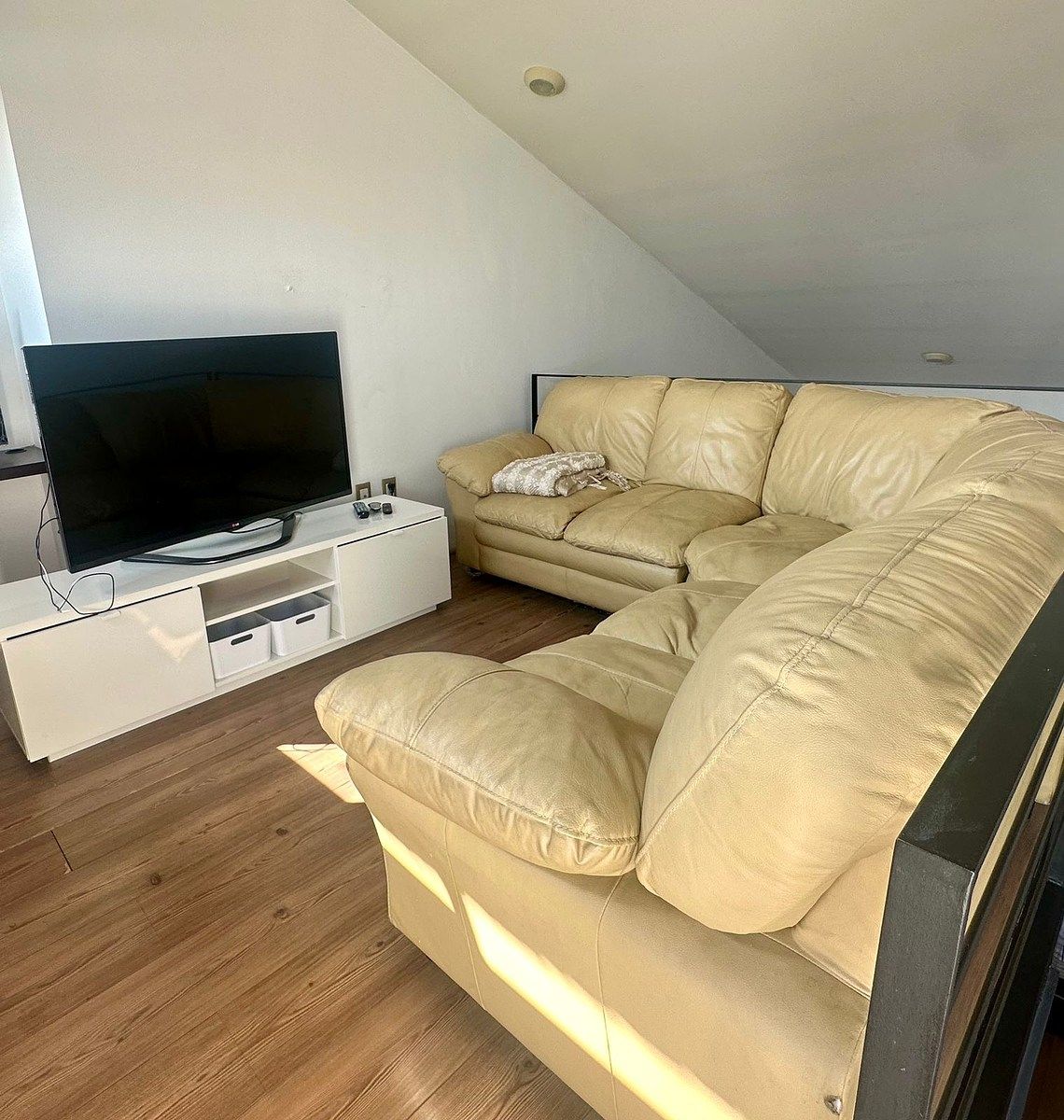 15 of 24: Recámara principal con Sala de TV o estudio ,