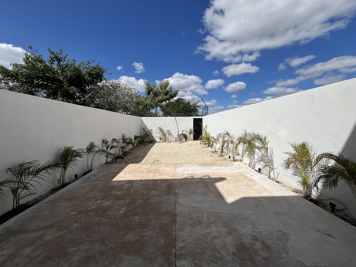 2 of 24: Patio con salida a amenidades