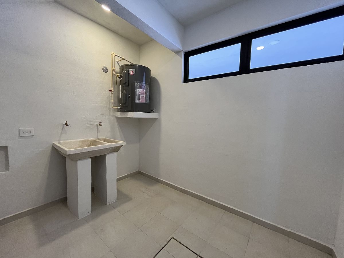 7 of 24: Cuarto de lavado/servicio