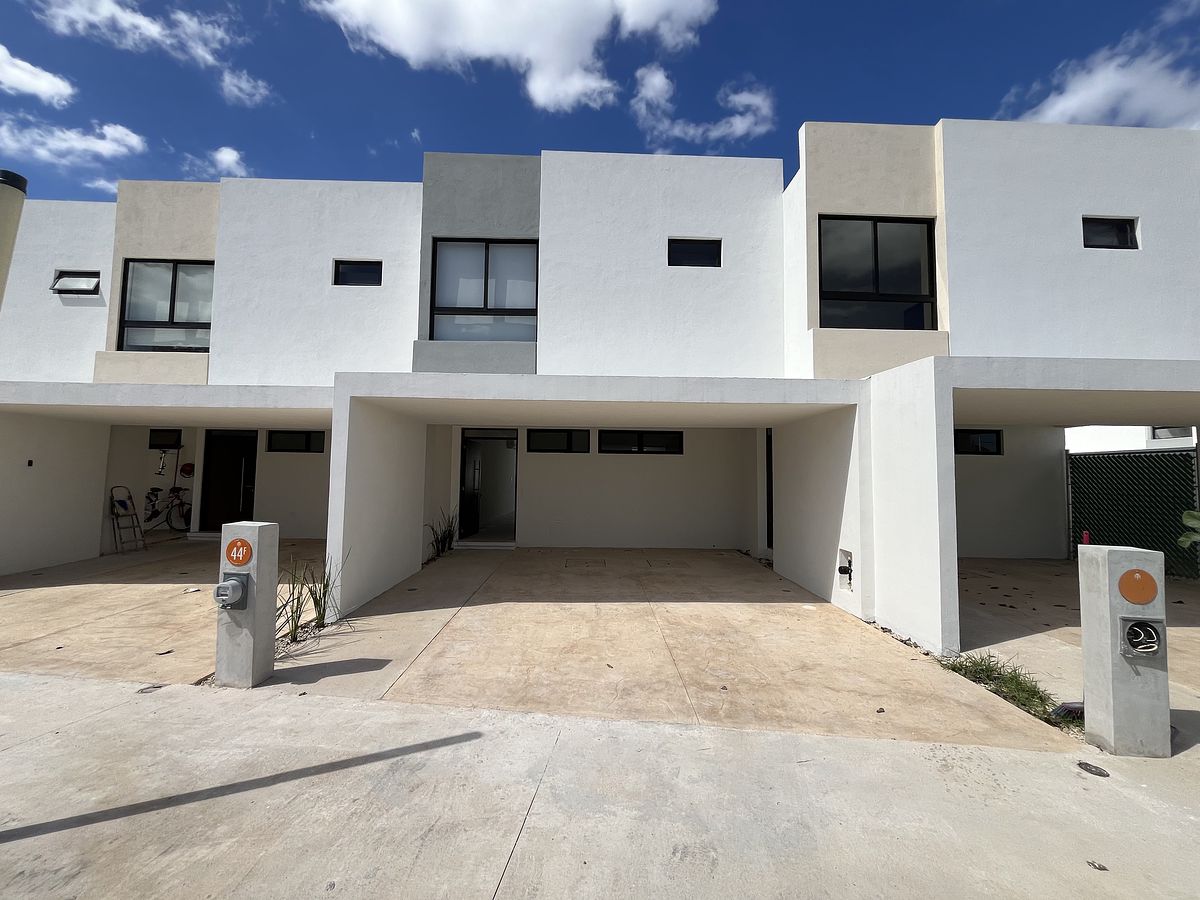 20 of 24: Fachada frontal