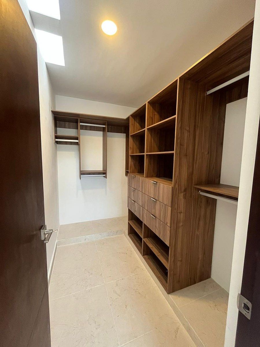 10 of 24: Clóset rec. prin.