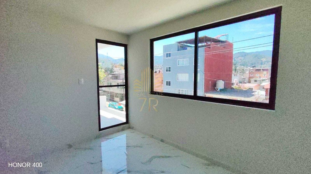 2 de 24: Vista de la Sala y acceso a Balcon